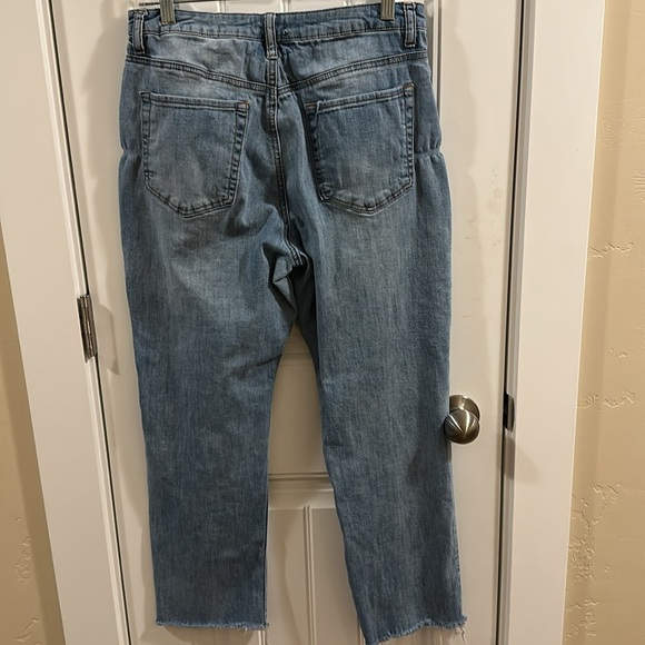 Forever 21 light wash jeans in good condition cropped at the bottom & frayed 29 - Picture 5 of 5